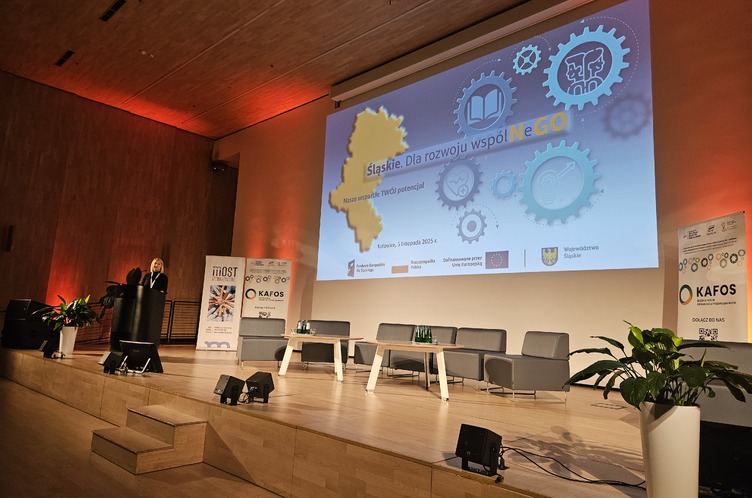 Zdjęcie przedstawiające slajdy z prezentacji dotyczącej głównych założeń projektu pn. "Śląskie. Dla rozwoju wspólNeGO" podczas Śląskiego Forum Organizacji Pozarządowych.